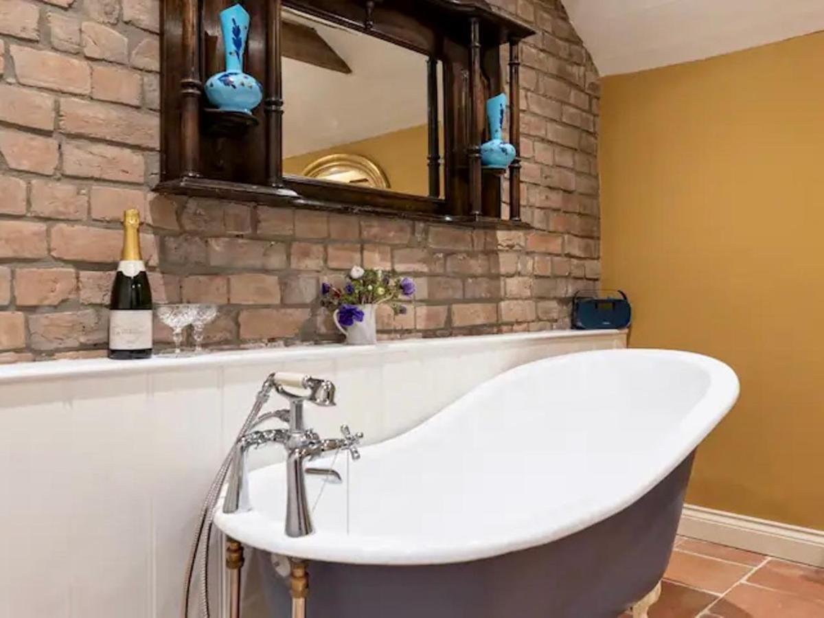 Pass The Keys Goose Feather Barn, Wedmore Luxury Cottage For Two Eksteriør billede
